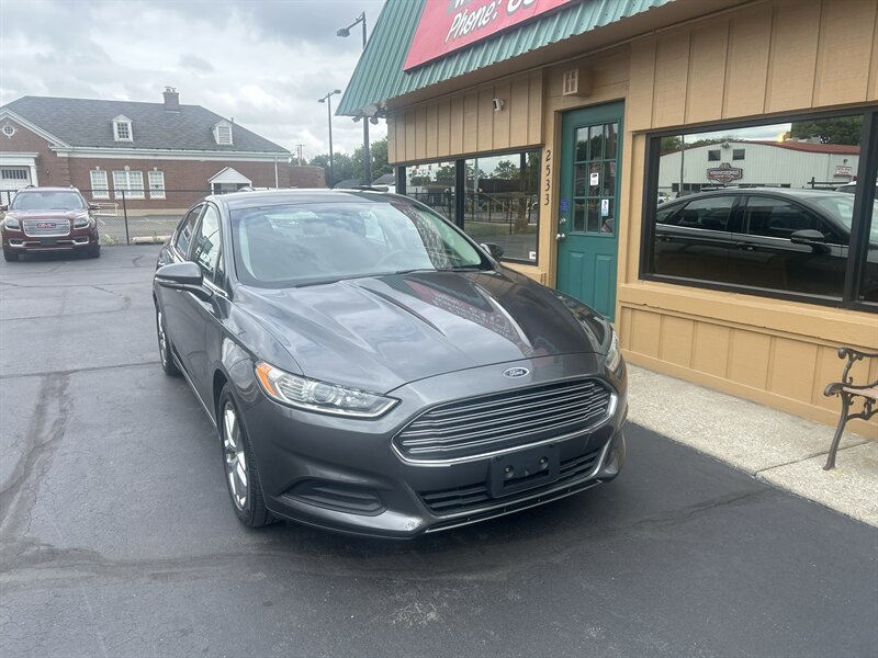 2016 Ford Fusion SE  