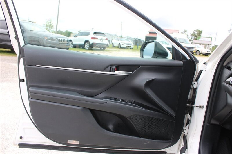 2019 Toyota Camry LE - Photo 9 - Lugoff, SC 29078