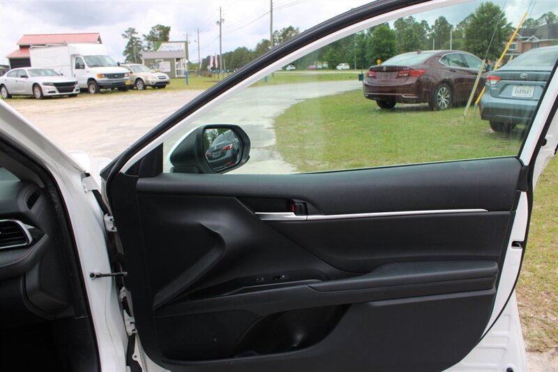 2019 Toyota Camry LE - Photo 14 - Lugoff, SC 29078