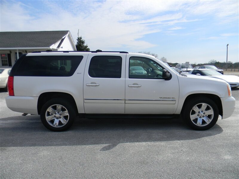2011 GMC Yukon SLT 1500 - Photo 4 - Lugoff, SC 29078