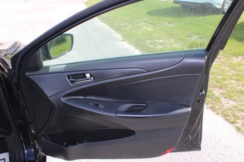 2013 Hyundai SONATA SE 2.0T - Photo 13 - Lugoff, SC 29078