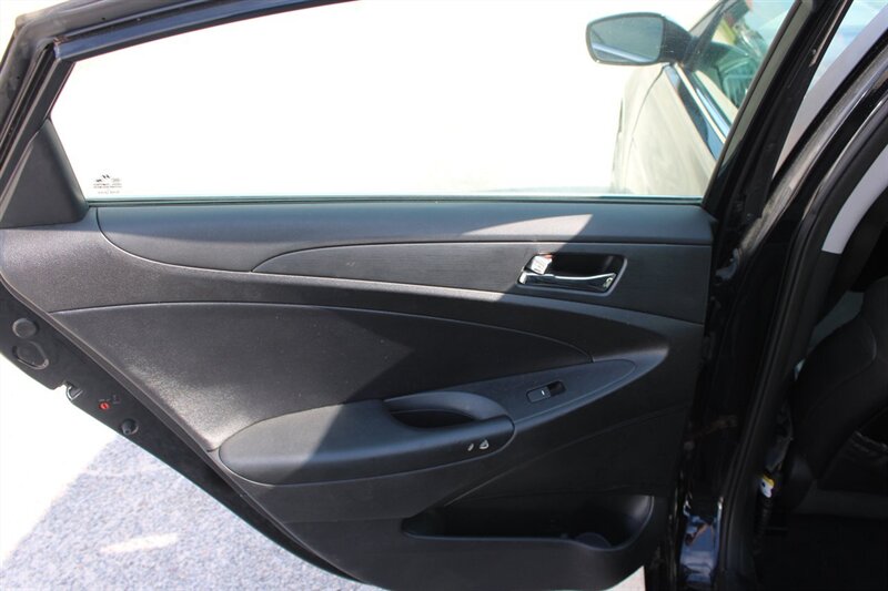2013 Hyundai SONATA SE 2.0T - Photo 10 - Lugoff, SC 29078