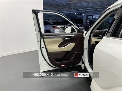 2020 Toyota Highlander Limited   - Photo 9 - Tempe, AZ 85281