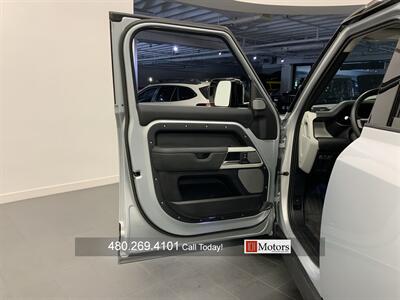 2023 Land Rover Defender 130 SE - Photo 9 - Tempe, AZ 85281