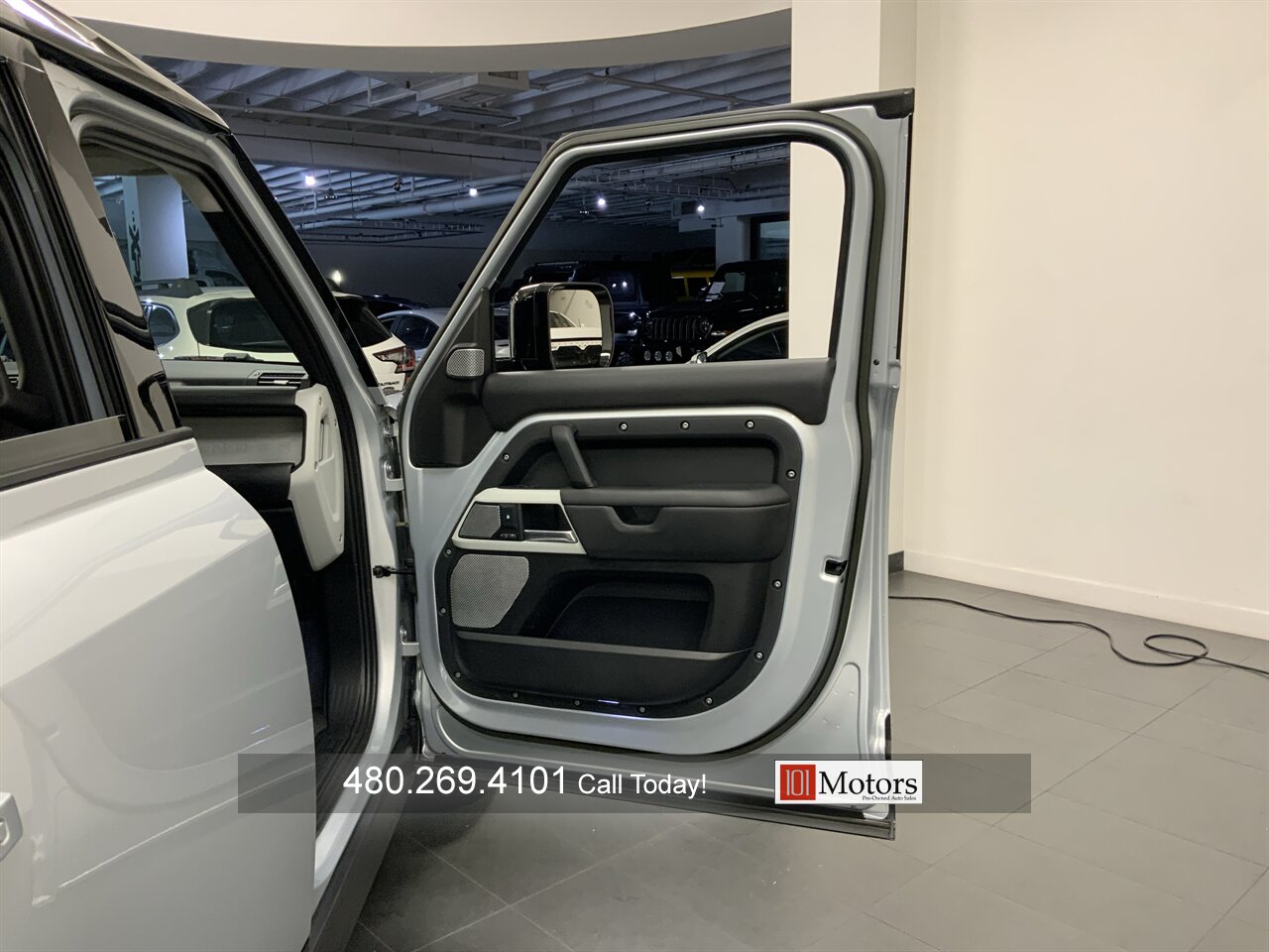 2023 Land Rover Defender 130 SE - Photo 17 - Tempe, AZ 85281
