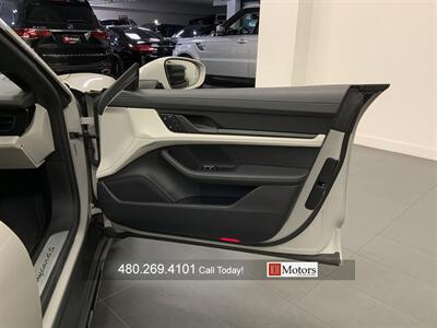 2022 Porsche Taycan 4S Cross Turismo   - Photo 18 - Tempe, AZ 85281