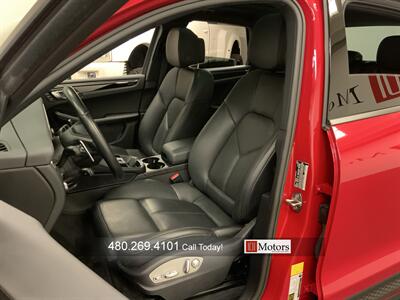 2023 Porsche Macan   - Photo 2 - Tempe, AZ 85281