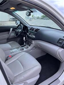 2012 Toyota Highlander   - Photo 18 - San Antonio, TX 78244