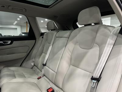 2023 Volvo XC60 B6 Ultimate Dark Theme   - Photo 17 - Gladstone, OR 97027