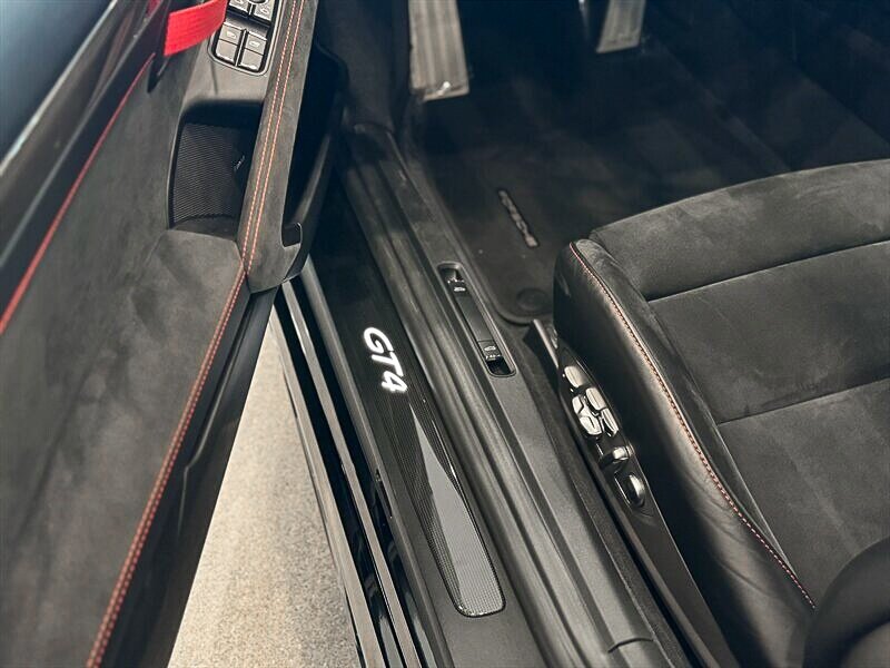 2021 Porsche Cayman GT4 photo 12