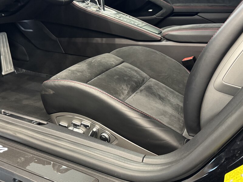 2021 Porsche Cayman GT4 photo 13