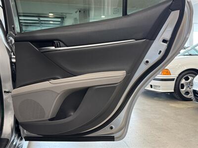 2022 Toyota Camry Hybrid XLE   - Photo 16 - Gladstone, OR 97027