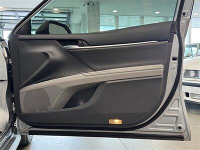 2022 Toyota Camry Hybrid XLE   - Photo 14 - Gladstone, OR 97027