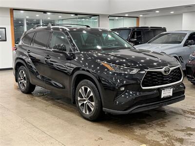 2022 Toyota Highlander XLE - Photo 2 - Gladstone, OR 97027