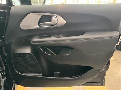 2025 Chrysler Pacifica Limited   - Photo 26 - Gladstone, OR 97027