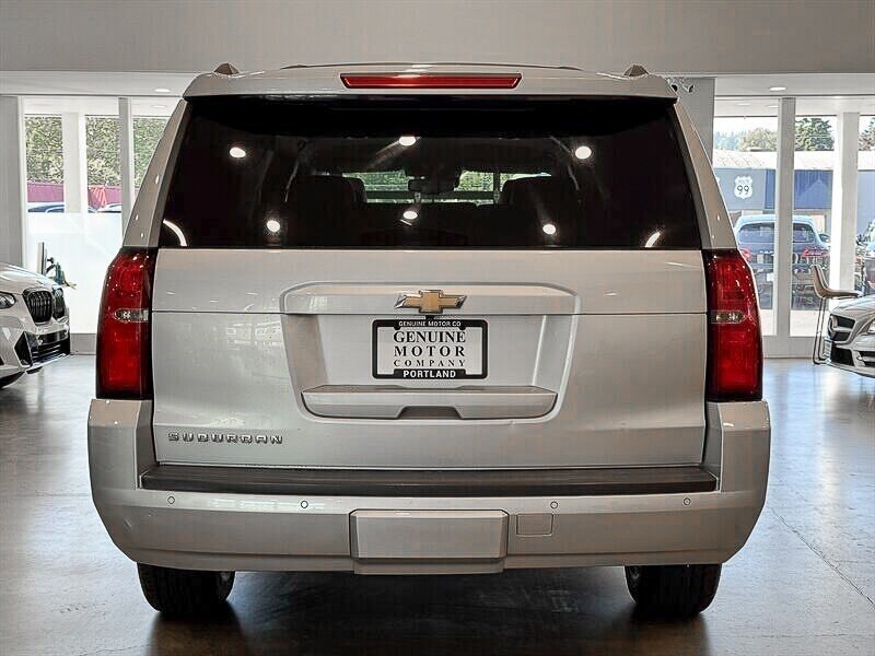 2016 Chevrolet Suburban LT photo 5