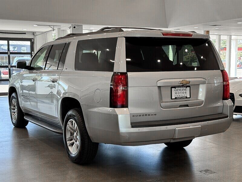 2016 Chevrolet Suburban LT photo 4