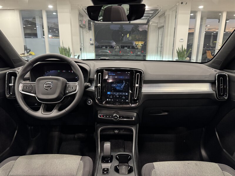 2025 Volvo XC40 Core photo 7