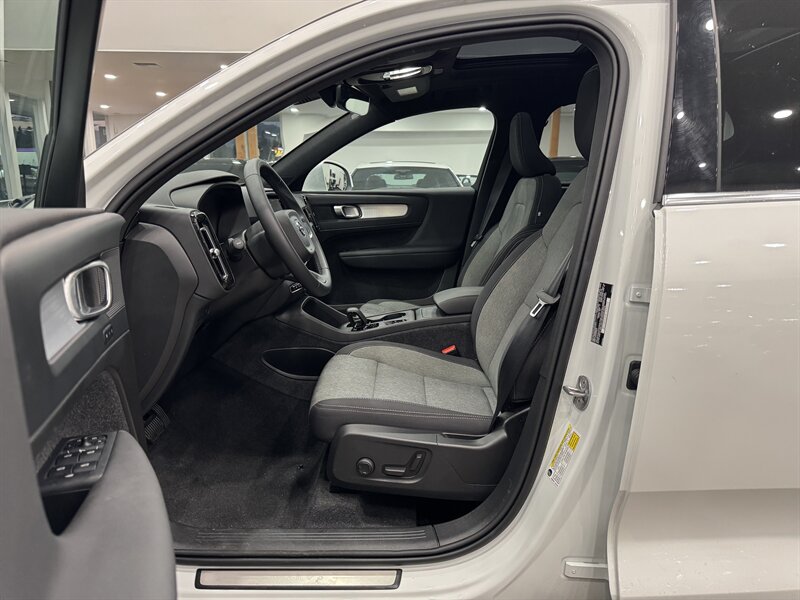 2025 Volvo XC40 Core photo 6