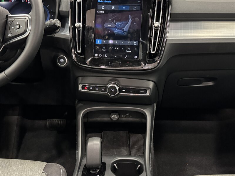 2025 Volvo XC40 Core photo 27