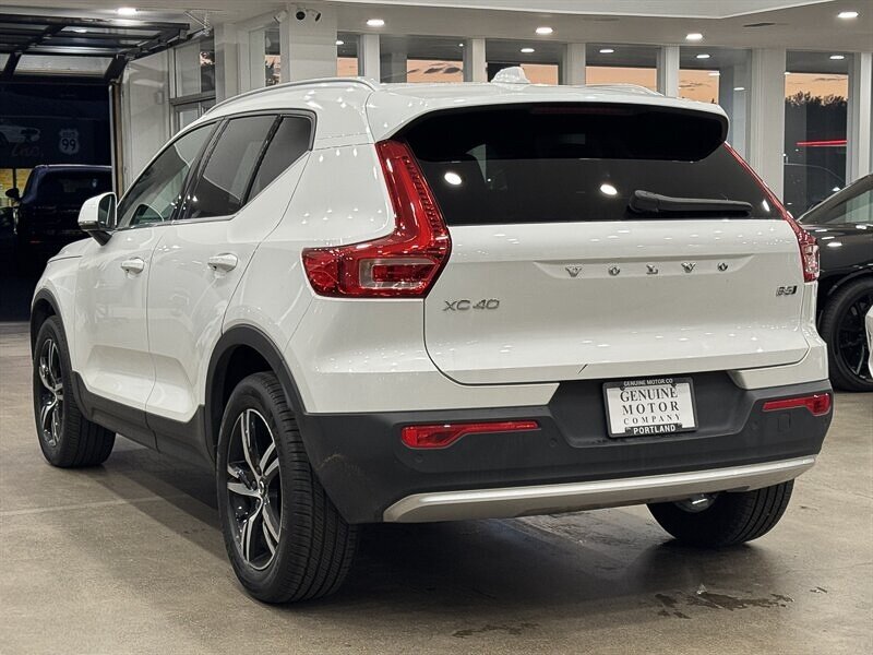 2025 Volvo XC40 Core photo 3