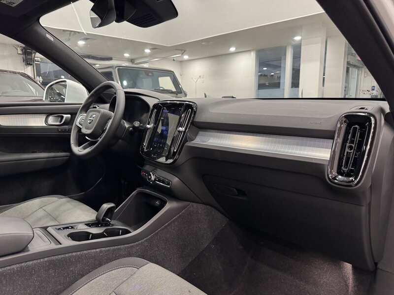 2025 Volvo XC40 Core photo 15