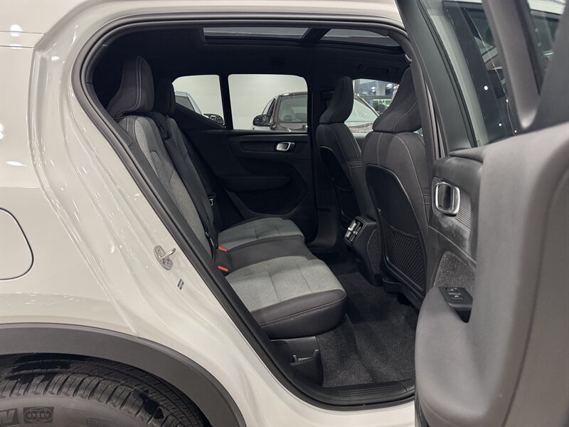 2025 Volvo XC40 Core photo 9