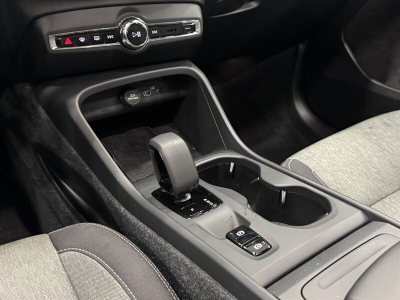 2025 Volvo XC40 Core photo 28