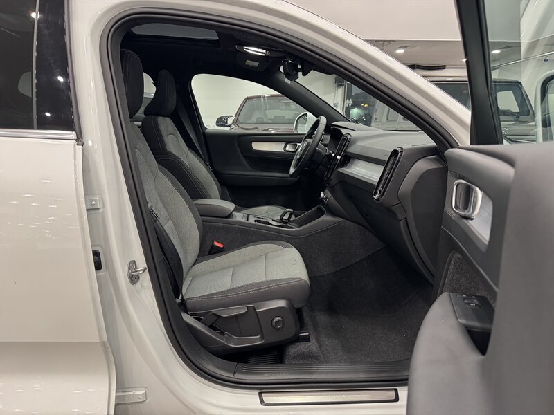 2025 Volvo XC40 Core photo 8