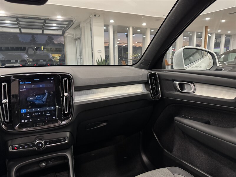 2025 Volvo XC40 Core photo 19