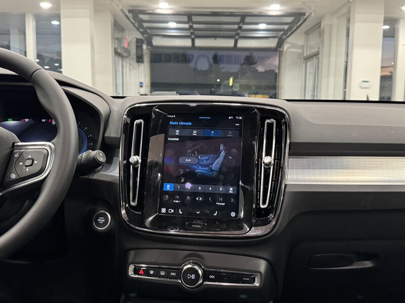 2025 Volvo XC40 Core photo 23