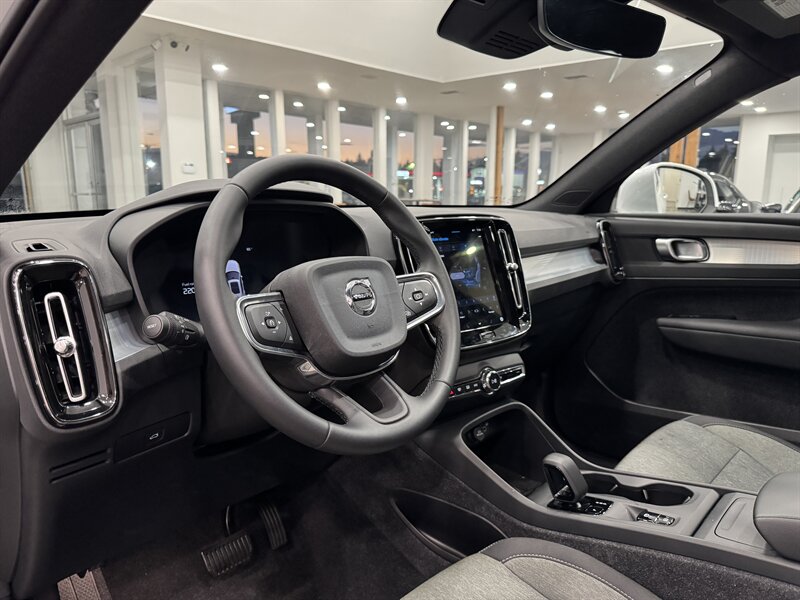 2025 Volvo XC40 Core photo 12