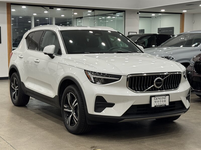 2025 Volvo XC40 Core photo 2