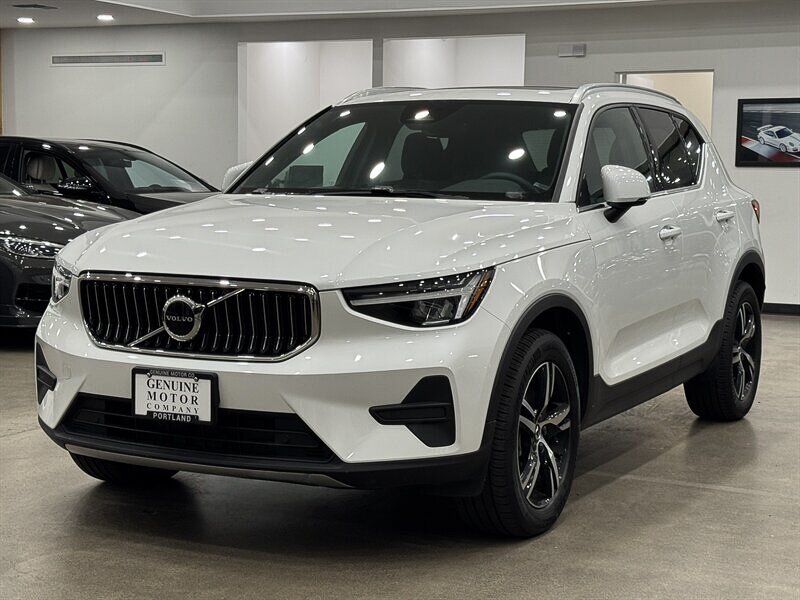 2025 Volvo XC40 B5 Core Bright Theme  