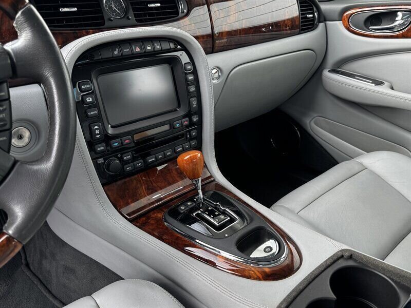 2005 Jaguar XJ 8 photo 4