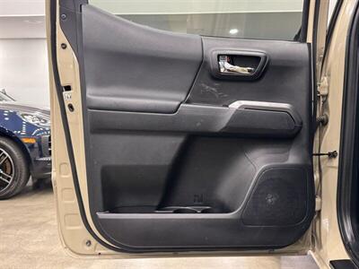 2017 Toyota Tacoma SR5 V6   - Photo 15 - Gladstone, OR 97027