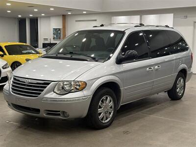 2005 Chrysler Town & Country Limited   - Photo 1 - Gladstone, OR 97027