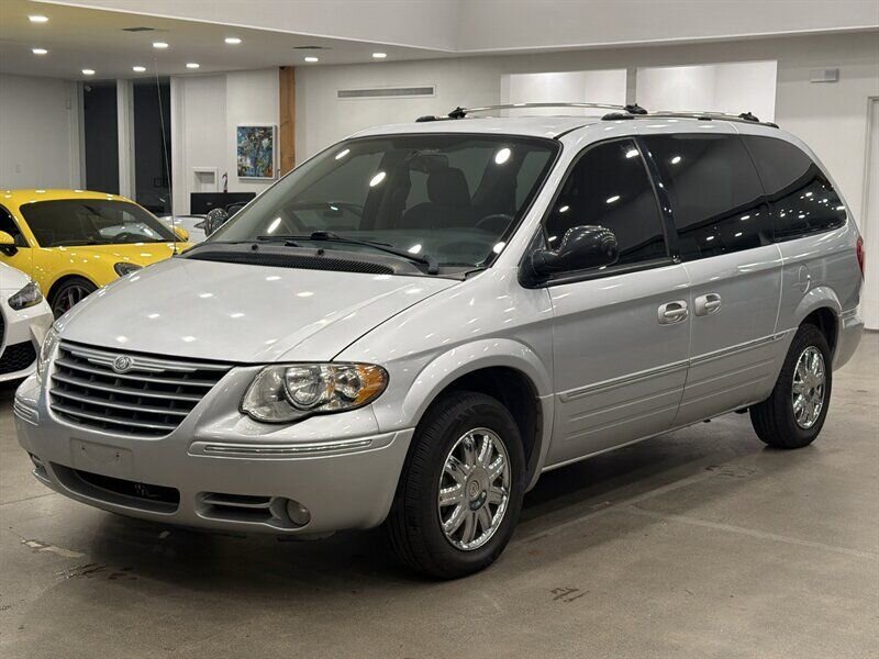 2005 Chrysler Town & Country Limited   - Photo 1 - Gladstone, OR 97027