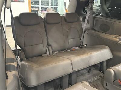 2005 Chrysler Town & Country Limited   - Photo 13 - Gladstone, OR 97027