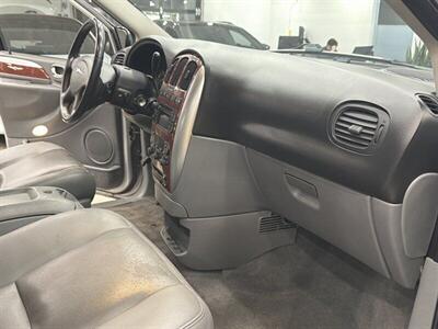 2005 Chrysler Town & Country Limited   - Photo 11 - Gladstone, OR 97027