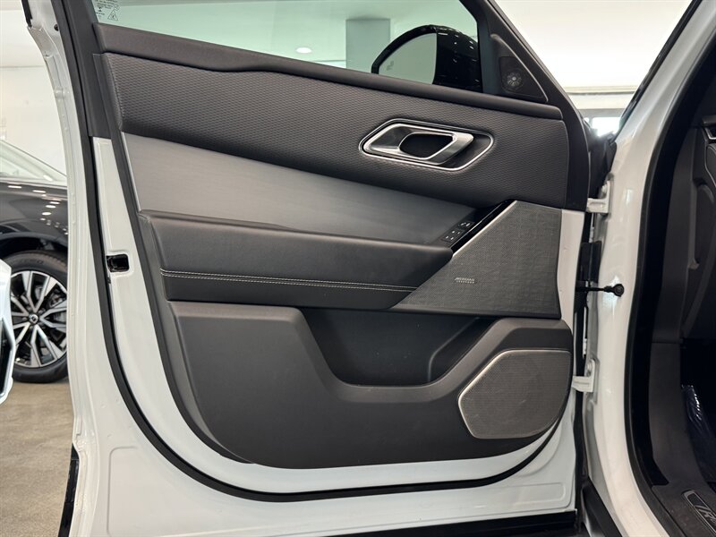 2018 Land Rover Range Rover Velar R-Dynamic SE photo 13