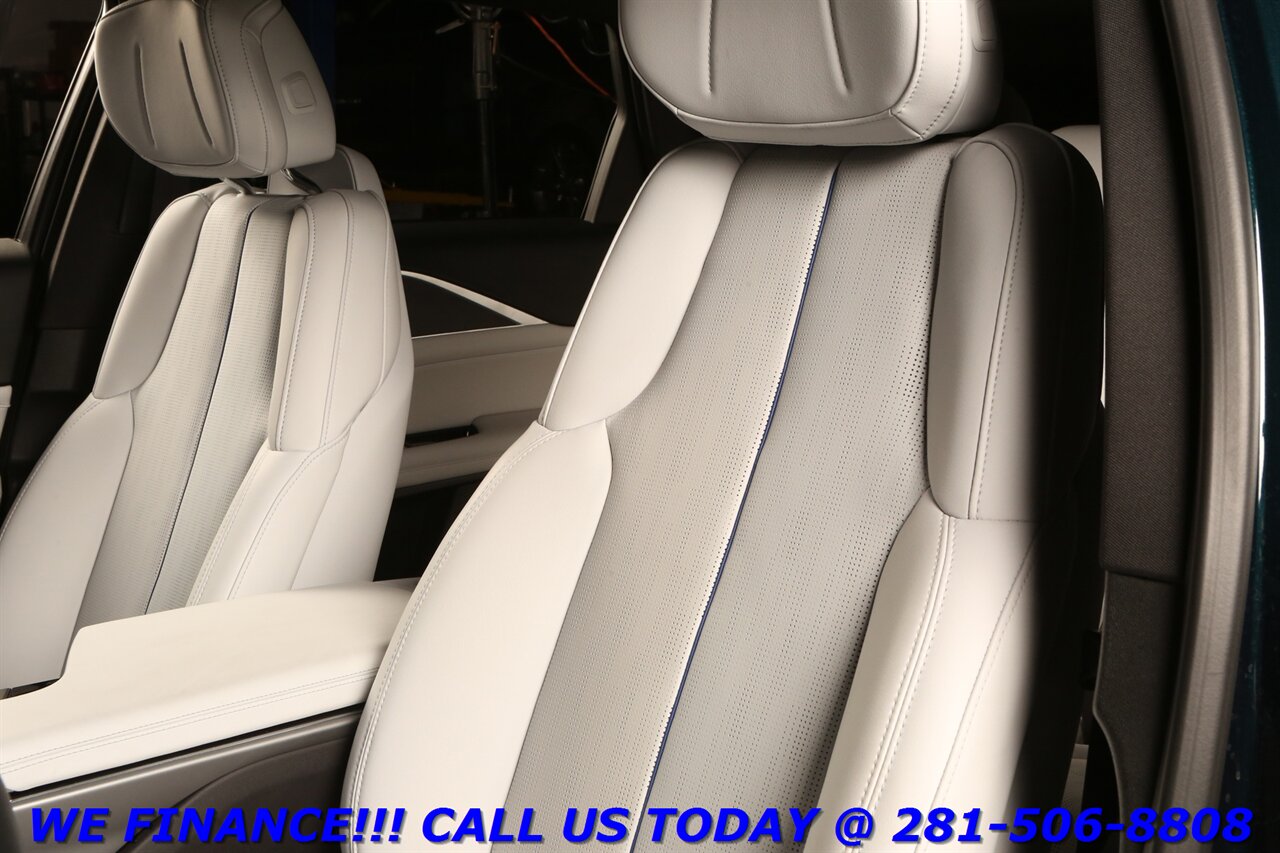 2024 Cadillac LYRIQ 2024 Luxury NAV PANO ADAPT-SELF DRIVE BLIS LEATHER   - Photo 12 - Houston, TX 77031