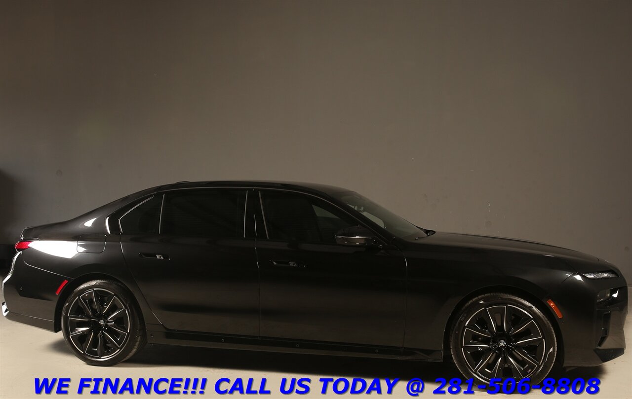 2024 BMW 2024 760i xDrive M-SPORT PREM EXEC THEATER SKY 5Mi - Photo 7 - Houston, TX 77031