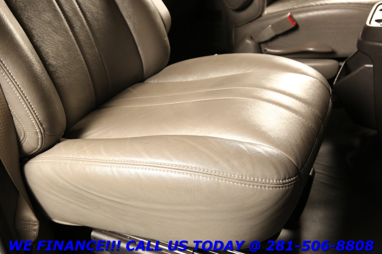 2017 Chevrolet Express 2017 3500 LS 15-PASS AUTO CRUISE A/C PWR 15K MLS! - Photo 17 - Houston, TX 77031