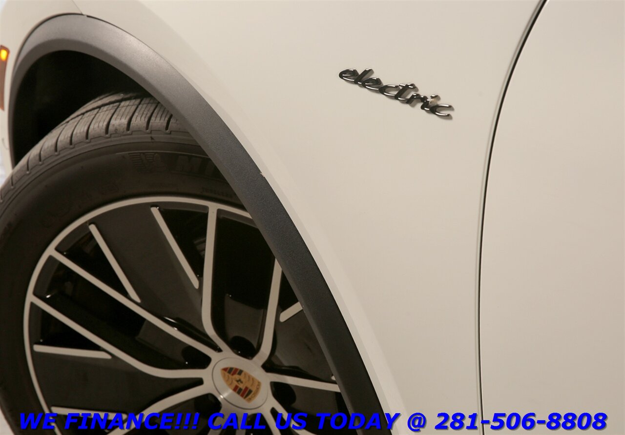 2025 Porsche Macan 2025 4 Electric AWD NAV PANO CHRONO BO ADAPT 3K Mi - Photo 26 - Houston, TX 77031