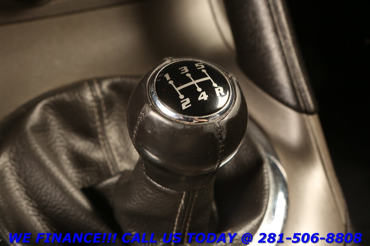 2006 Pontiac Solstice 2006 CONVERTIBLE MANUAL 5-SPEED LEATHER   - Photo 16 - Houston, TX 77031