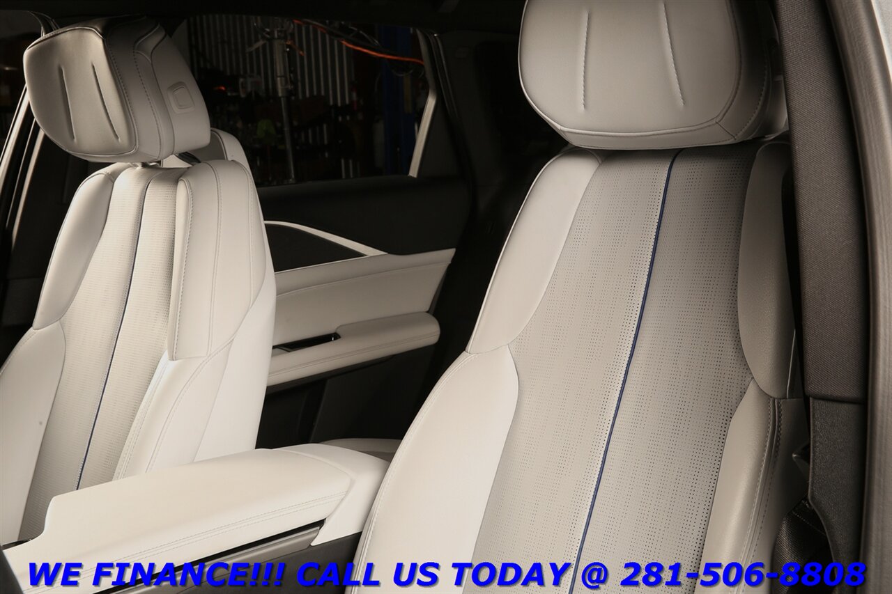 2024 Cadillac LYRIQ 2024 Luxury AWD NAV PANO ADAPT BLIND 23K MLS   - Photo 12 - Houston, TX 77031