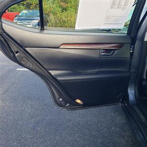 2013 Lexus ES 350 - Photo 13 - Madison, OH 44057