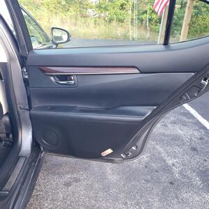 2013 Lexus ES 350 - Photo 15 - Madison, OH 44057