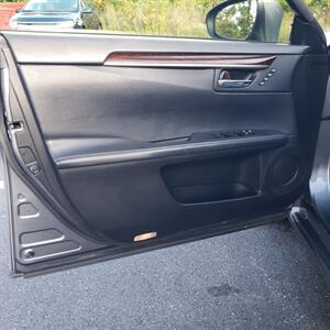 2013 Lexus ES 350 - Photo 12 - Madison, OH 44057